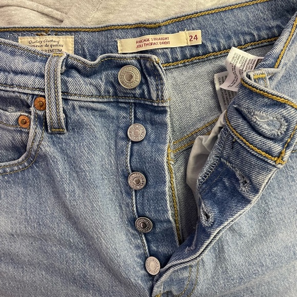 Levi’s shorts - Picture 3 of 3